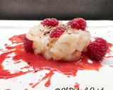 Foto del passaggio 4 della ricetta Tartare di gamberi con coulis di lamponi e scaglie di cioccolato