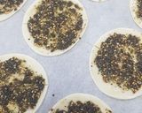 صورة لخطوة 2 من وصفة كراكرز الزعتر