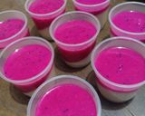 Foto langkah ke 4 dari resep Puding Susu Lapis Buah Naga.
