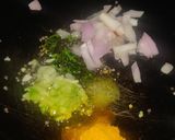 A picture of step 1 of Masala maska chaska toast.