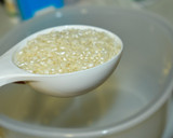 Foto del paso 2 de la receta: Onigiris de salmón fáciles en microondas