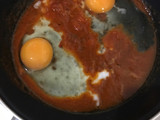 Huevos estrellados en sofrito