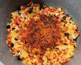 Foto del paso 2 de la receta: Pastel de papa con relleno de carne - con cebolla, morrón, aceituna, huevo duro y pasas de uva