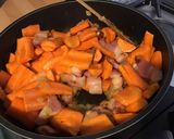 Une image de l'étape 9 de Carottes au lard, poivrons verts et raisins secs.