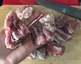 Hình bước làm 1 của món Sườn bò hầm kim chi & khoai tây
