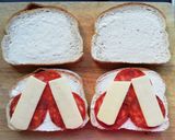 Sajttal és kolbásszal töltött bundáskenyér recept fázis 1 fotója