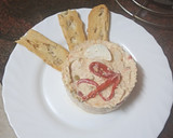 Foto del paso 2 de la receta: Tapita de ensaladilla rusa con peinetas de pan con pipas