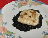 Foto del paso 5 de la receta: Cola de merluza a la plancha con salsa de tinta de sepia