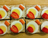 Foto del paso 3 de la receta: 41.🍓Canapés de huevo, fresas y caviar🥚