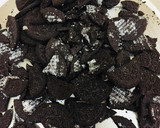 A picture of step 1 of Oreo biscuits cake.