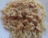 Mézes- mustáros tejszínes csirke tésztával recept fázis 4 fotója