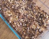 Une image de l'étape 5 de Crumble banane fruits rouges noisettes chocolat.