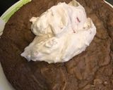 Foto del paso 4 de la receta: Torta express de brownie, crema y frutos rojos. Para quedar bien en un abrir y cerrar de ojos!