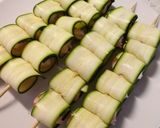 A picture of step 2 of Spiedini di zucchine e gamberi.