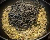 Foto del paso 3 de la receta: Spaghetti al nero di seppia con gulas all'aglio