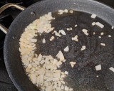 Foto del paso 2 de la receta: Paella de secreto de cerdo, espárragos trigueros y setas variadas