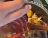 Foto del paso 2 de la receta: Anchovetas en salsa de tomate con papas a la lionesa