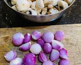 A picture of step 1 of Mushroom Do Pyaaja.