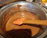 A picture of step 5 of Basic chocolat cake: normal and pimped.