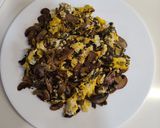 Foto del paso 6 de la receta Revuelto de espárragos, ajetes y setas. Carmen de Jaén
