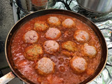 Albóndigas de carne en salsa de tomate con mostaccioli