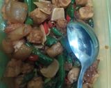 Foto langkah ke 3 dari resep Tumis tempe kacang panjang kikil kecap.