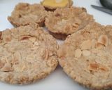 A picture of step 4 of Custard crumble biscuits.