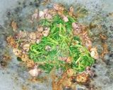 Foto langkah ke 5 dari resep Tumis Pedas Baby Caisim Seafood.
