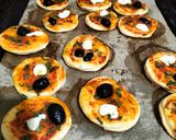 صورة لخطوة 3 من وصفة ميني بيتزا 🍕