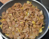 Foto del paso 2 de la receta: Hígado encebollado con papas guisadas