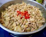 Hình bước làm 3 của món Thịt ba chỉ kho mắm ruốc