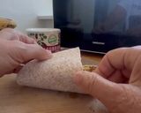 Foto del paso 4 de la receta: Wrap integral de mantequilla de cacahuete, plátano y algarroba en polvo