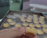 Foto langkah ke 5 dari resep Flower Cup Cookies (Eggless).