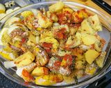 Foto del paso 1 de la receta: Pollo al horno con papas y más..