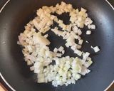 Foto del paso 1 de la receta: Gnocchis con huevos y champiñones en salsa de tomate