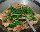 รูปขั้นตอนการทำที่ 2 ของ เส้นใหญ่ผัดซีอิ้ว🍝