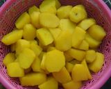 A picture of step 1 of Curried shredded chicken potatoes.