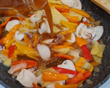 Foto del paso 4 de la receta: Sartén de chipirones, gambas y pimientos
