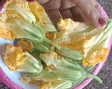 A picture of step 1 of Pumpkin flower ke pakode.