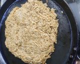 A picture of step 4 of Noodles pizza.