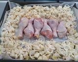 Фото кроку 6 до Проста вечеря: картопля з курячими стегенцями у духовці.