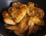 Foto del paso 3 de la receta: Alones de pollo con salsa de cebolla y laurel