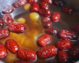 Hình bước làm 1 của món Nhãn nấu táo đỏ trần bì