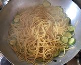 Foto del passaggio 5 della ricetta Linguine con zucchine mantecate con caciocavallo ragusano 🌷