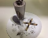 A picture of step 3 of Creamy Oreo Shake without sugar.