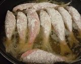 Foto del paso 1 de la receta: Salmonetes fritos y alcachofas al vapor