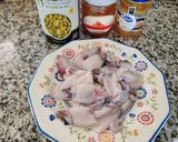 Foto del paso 1 de la receta: Habitas en conserva con chipirones, cebolla y tomate confitado y huevo frito para rematar el plato