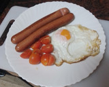 Foto del paso 2 de la receta: Salchichas con huevo frito y tomate cherry