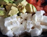 Une image de l'étape 1 de Salade de tomate, avocat et mozzarella.