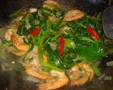 Foto langkah ke 5 dari resep Udang Kangkung Saus Tiram.